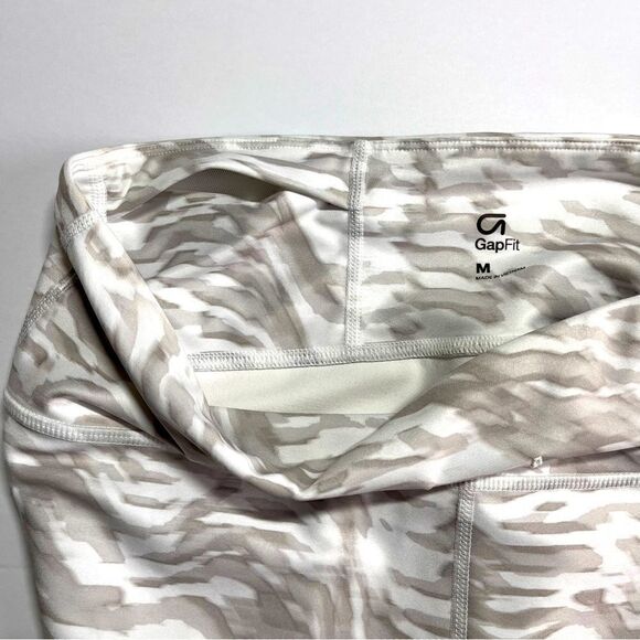 GAP GapFit Compression Brush Stroke Grey White Pattern Capri Legging Size Medium - Picture 7 of 9